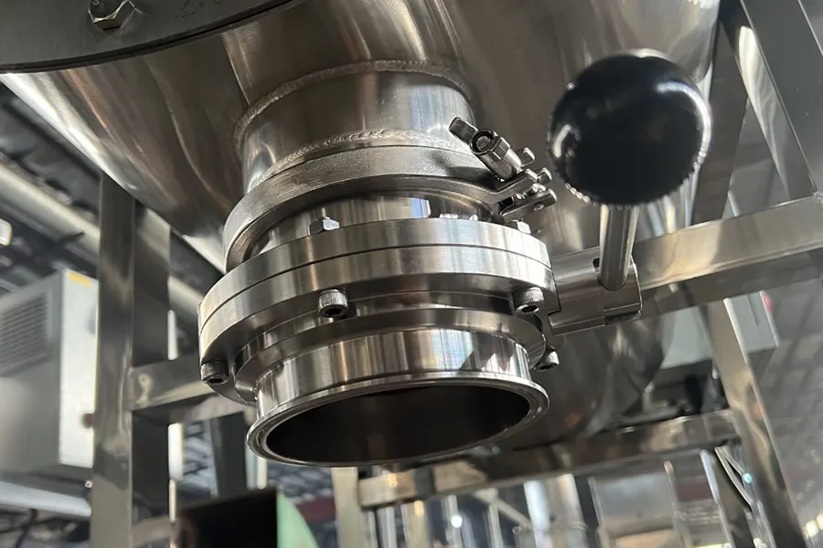 Ribbon mixer discharge valve