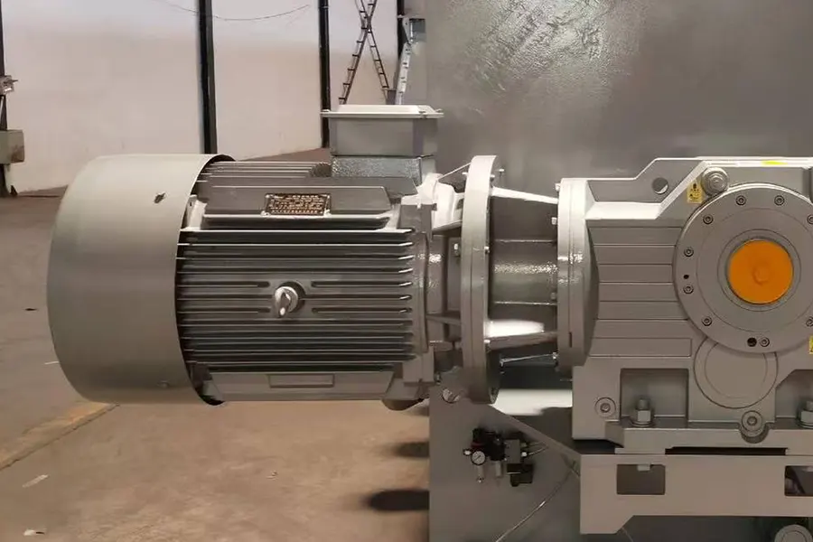 Ribbon mixer drive unit